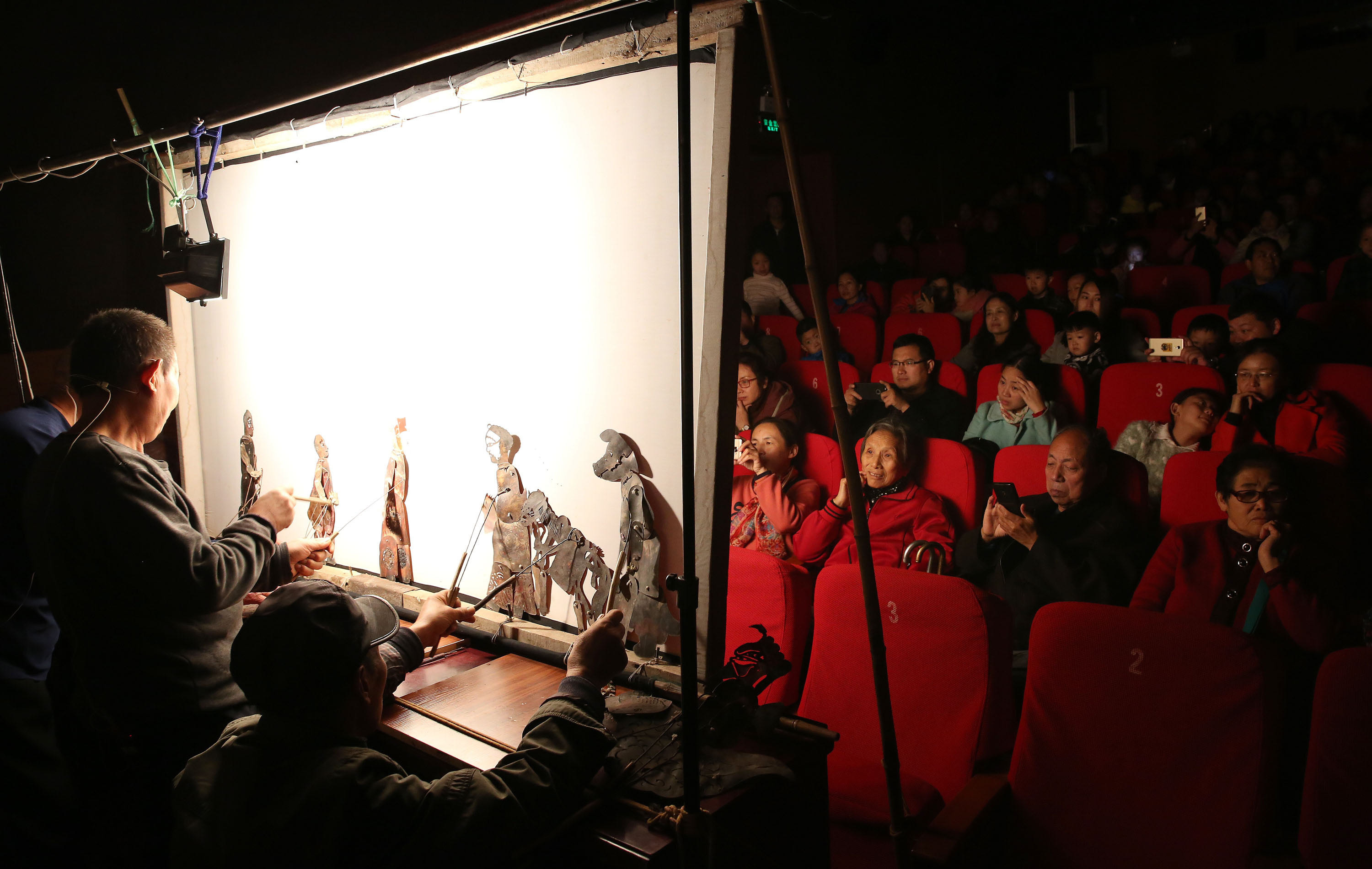 光影穿梭古今 冀南皮影戏惠民展演的现代魅力